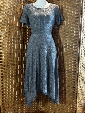 LC Lauren Conrad Gray Lace Handkerchief Hem Dress Size 4 NWT